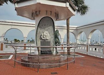 texas/port-aransas/landmark/selena-memorial-statue