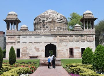pakistan/lahore/johar-town/landmark/tomb-of-dai-anga