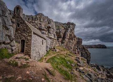 united-kingdom/pembrokeshire-coast-national-park/attraction/saint-govan-s-chapel-2