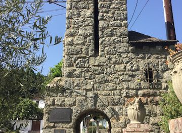 california/burbank/landmark/two-stone-gates