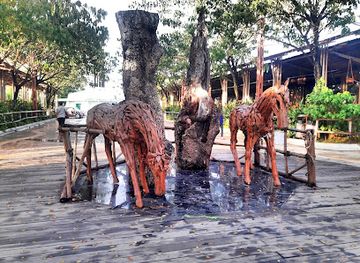 indonesia/central-kalimantan/landmark/khatulistiwa-park