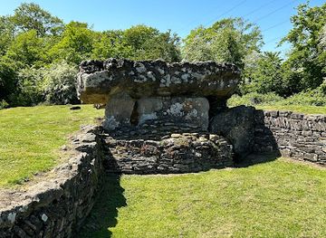 united-kingdom/glamorgan/attraction/tinkinswood-burial-chamber-2
