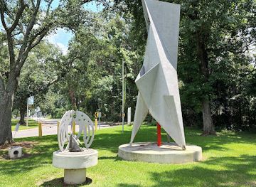 louisiana/atchafalaya-basin/landmark/the-red-stick-sculpture