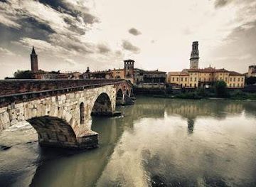 italy/verona/landmark/via-ponte-pietra