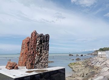 indonesia/banten/landmark/monumen-letusan-krakatoa-uitbarstingspad-ruines-van-de-vuurtoren-van-tjikoneng