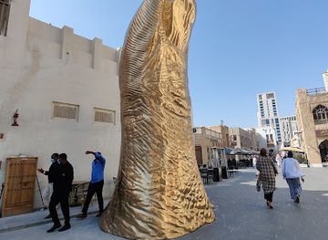 qatar/al-daayen/landmark/the-golden-thumb-statue