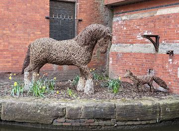 united-kingdom/manchester/landmark/horse-and-fox-statue