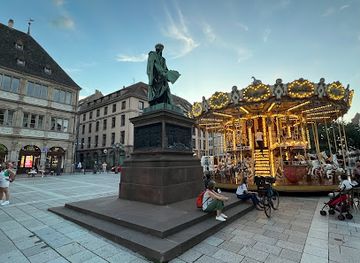 france/strasbourg/landmark/l-arbre-bleue-des-vitrines