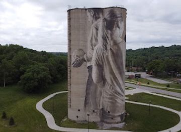 iowa/fort-dodge/landmark/guido-van-helten-silo-mural