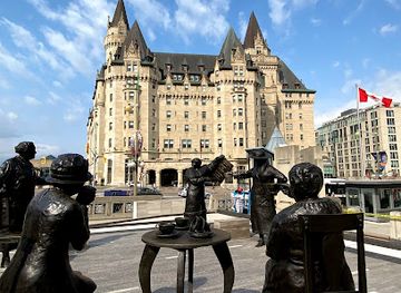 canada/ottawa/landmark/famous-five-statue