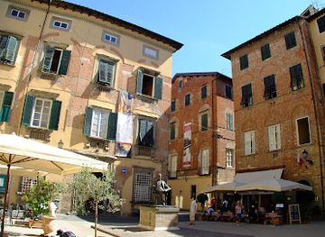 italy/lucca/landmark/statue-of-giacomo-puccini