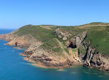 jersey/la-corbiere-lighthouse/landmark/devil-s-hole-viewing-platform