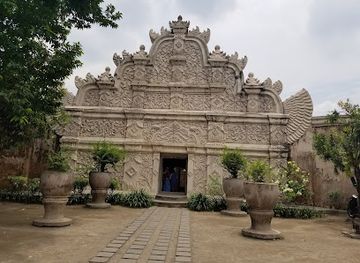 indonesia/yogyakarta/landmark/water-castle-of-royal-jogjakarta