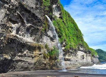 dominica/hampstead-beach/landmark/wavine-cyrique-falls