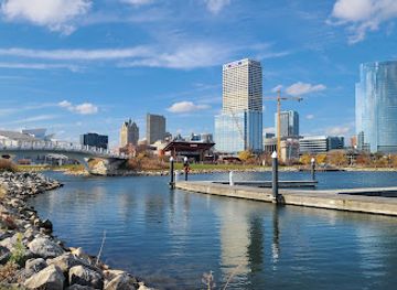 wisconsin/milwaukee/downtown/landmark/lakeshore-state-park