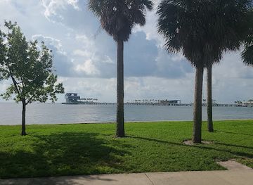 florida/st-petersburg/downtown-st-petersburg/landmark/vinoy-park