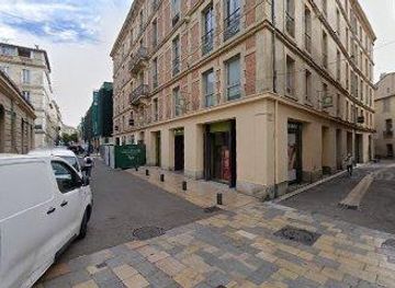 france/nimes/landmark/rue-de-l-horloge-place-de-l-horloge