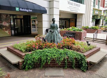 north-carolina/charlotte-area/landmark/queen-charlotte-walks-in-her-garden-statue