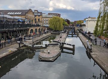 united-kingdom/london/camden-town/landmark/iron-footbridge-over-regent-s-canal-camden