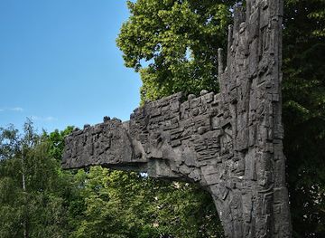 slovenia/posavje/landmark/spomenik-revolucije