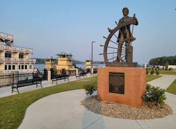 missouri/hannibal/landmark/mark-twain-steamboat-pilot-statue