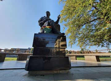 ukraine/uzhhorod/landmark/avgustyn-voloshyn-monument