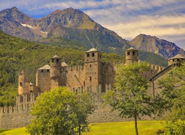 italy/aosta-valley/landmark/castello-di-fenis