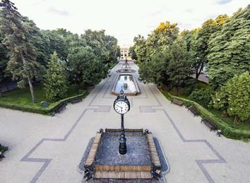 ukraine/ternopil-region/landmark/trystoronniy-hodynnyk-tripartite-clock