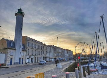 france/la-rochelle/landmark/phare-vert-du-quai-valin