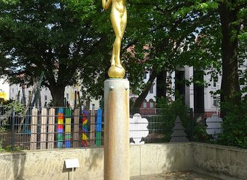 germany/hannover/vahrenwald/landmark/goldstatue-brunnen-hannover