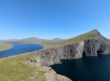 faroe-islands/husavik/landmark/slave-cliff-lake-above-the-ocean