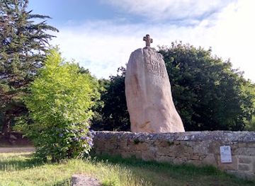 france/côte-de-granit-rose/landmark/le-menhir-de-saint-uzec