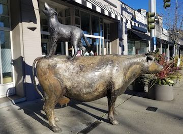 washington/kirkland/landmark/cow-and-coyote-statue