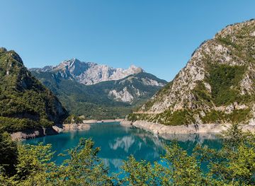 montenegro/durmitor-national-park/landmark/waterfall-rafting-center