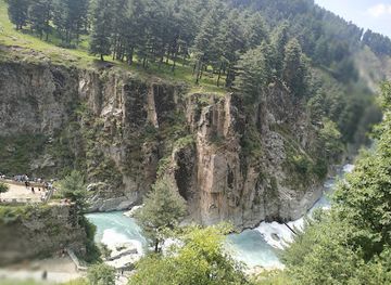 india/kashmir-great-lakes/landmark/aharbal-waterfall