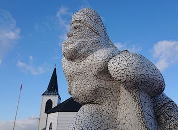 united-kingdom/glamorgan/landmark/the-scott-antarctic-memorial-cardiff-bay