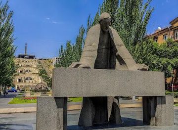 armenia/aparan/landmark/alexander-tamanian-statue