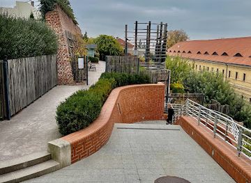 czechia/hradec-kralove/landmark/zpivajici-stromy