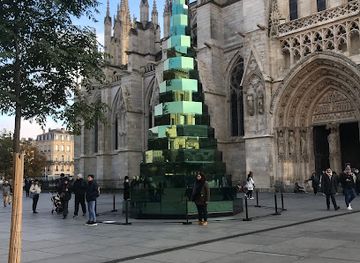 france/bordeaux/landmark/sejourneur-place-pey-berland