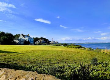 rhode-island/narragansett-bay/landmark/ocean-road-historic-district