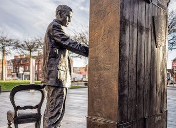 united-kingdom/belfast/landmark/cs-lewis-statue-the-searcher
