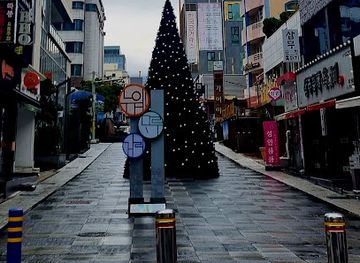 south-korea/jeju-city/jeju-city-center/landmark/nuwemaru-street-pedestrian-shopping-street