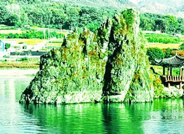 south-korea/south-chungcheong-province/landmark/dodamsambong-peaks