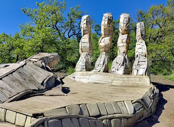 hungary/csallokoz/landmark/palm-of-god