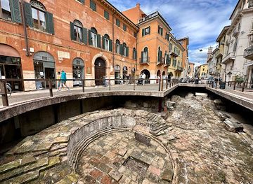 italy/verona/landmark/porta-leoni