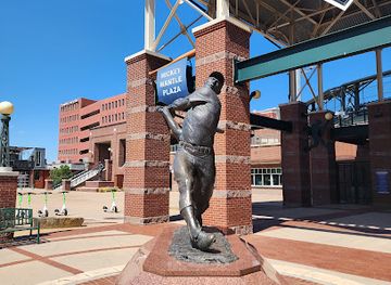 oklahoma/oklahoma-city/bricktown/landmark/mickey-mantle-statue