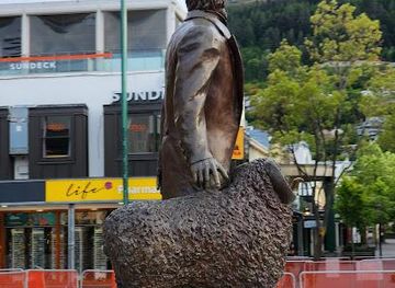 new-zealand/queenstown/landmark/statue-of-william-rees