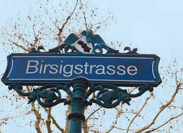 switzerland/basel/landmark/basilia-strassenschild-mit-basilisk-birsigstrasse