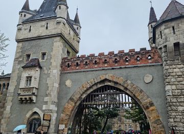 hungary/budapest/inner-city/landmark/gatehouse-tower