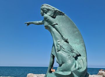 italy/rimini/landmark/monumento-alle-mogli-dei-marinai